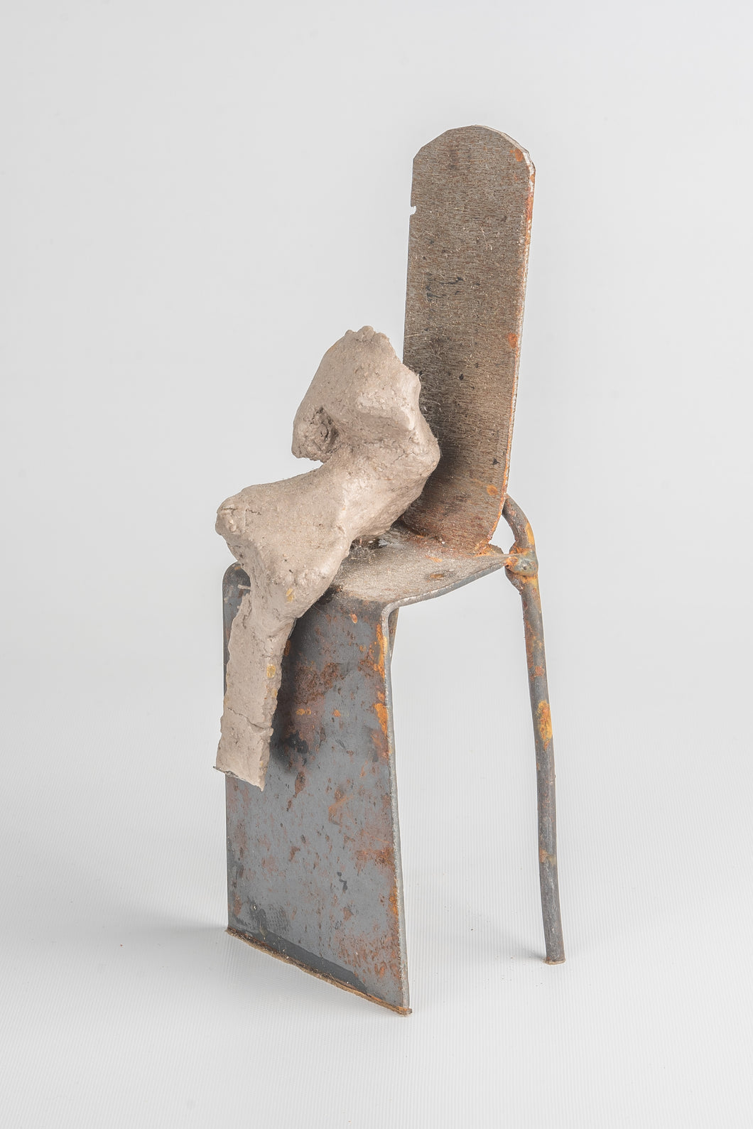 La modelo sobre la silla.